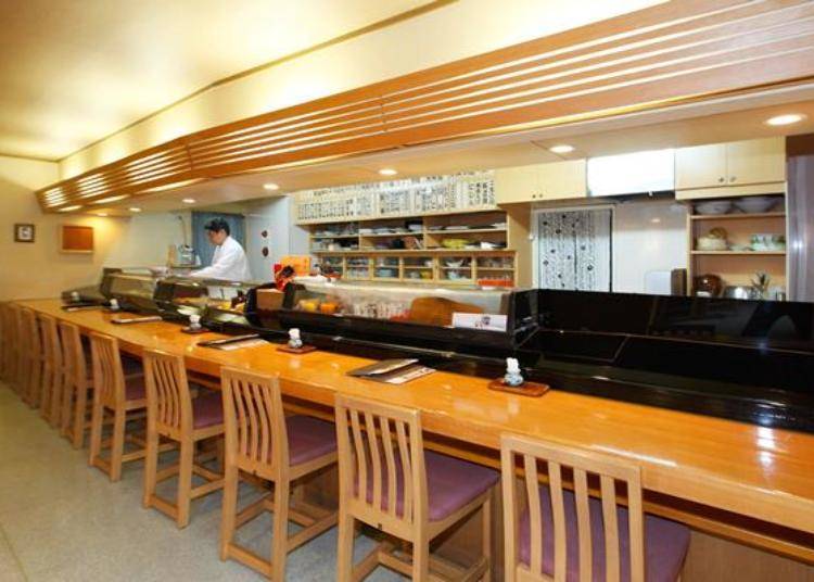 ▲照片里站在厨房中的是「和食と鮨 に条」店长山本雅纪先生，而店里除了吧台座位之外也有一般座位及榻榻米座席。