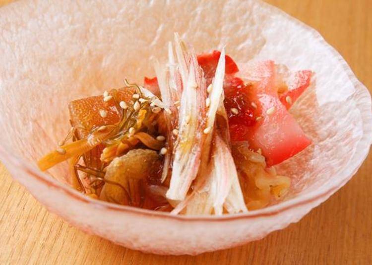 ▲将鲸鱼培根、海蜇皮、香鱼卵淋上自制酱汁的日式风味小菜,很适合搭配日本酒。