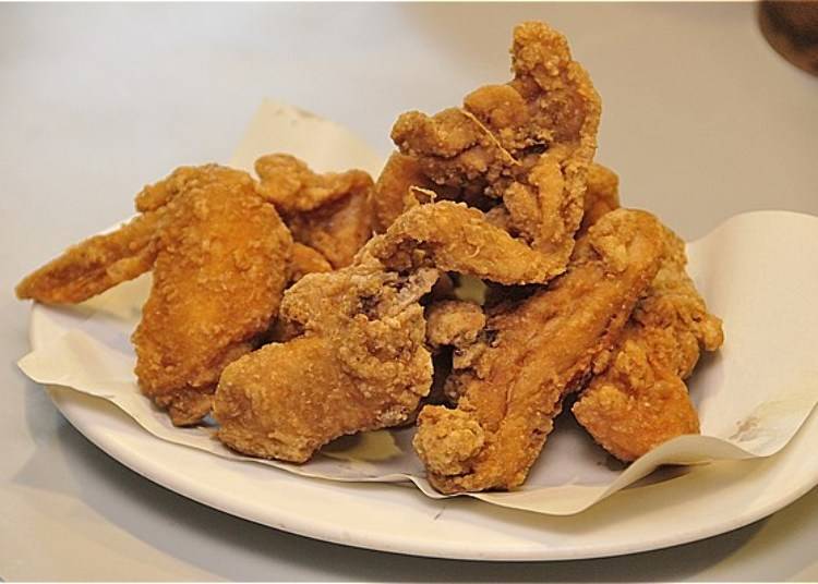 ▲所谓带骨炸鸡是将鸡腿、鸡翅和鸡胸带骨油炸的炸鸡肉块的意思。