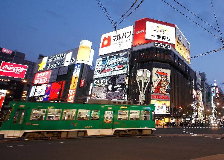 薄野的主要中心街道隨著夕陽西下也越來越熱鬧。