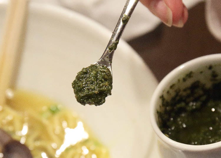 挖一小匙放入碗里