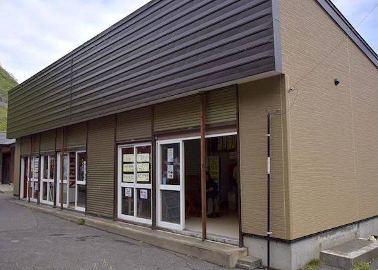 首先,先去从停车场旁边有3间商店进驻的建筑物内。