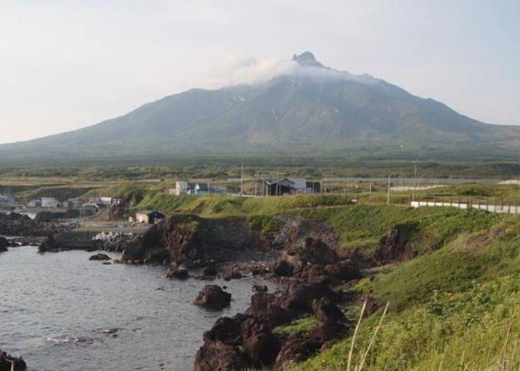 At Senhoshi Misaki Park you can captured the mountain and sea together in one photo