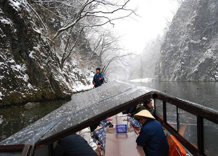 2. 钻进暖炉桌船摇呀摇,雪中「猊鼻溪」(岩手)